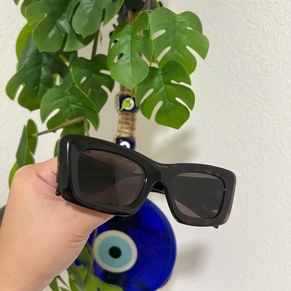 AUTHENTIC PRADA Low Bridge Fit Sunglasses - Picture 5 of 16